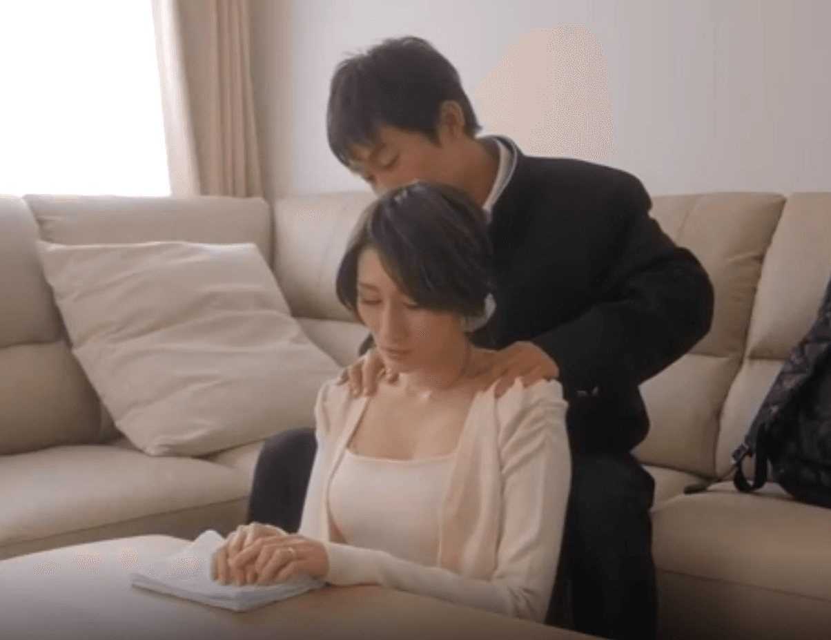 【巨乳ママ】『JULIA』絶倫早漏息子に懇願されてハメられる母親！反り立つわが子のチンポにドはまりして何度も中出しされる！