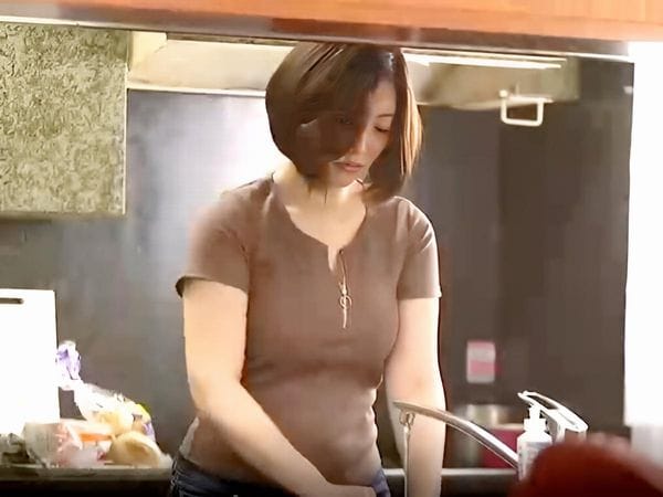 【同級生の母】『水野朝陽』欲求不満なムチムチ熟女が夫が出張中に息子の友達とハメまくる！友達のママの子宮をNTR交尾で激ピストン！