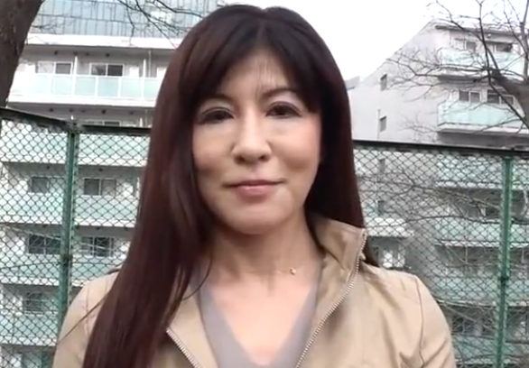 いやらし六十路！人生最後のAVで膣奥貫かれアクメ咲き乱れる初撮り熟女エロ動画！