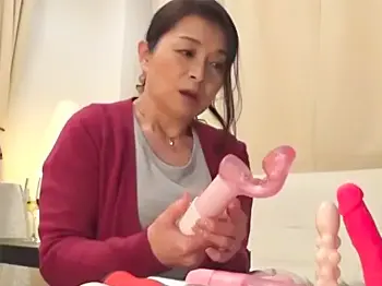 【熟女×性玩具】おばさんに大人のオモチャを渡してどうなるのか検証！一人になるとこっそりオナニーして我慢できず生チンで痙攣失神！